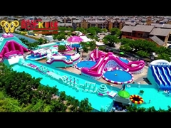 Parque de juegos de agua inflable de color rosa 20 * 15m para sentir el verano