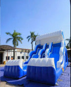 Olas agua dos toboganes inflables blanco y azul con dos piscinas