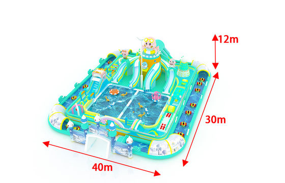 Parque acuático inflables gigante multicolor para la familia con pequeños juguetes flotantes