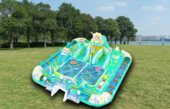 Parque acuático inflables gigante multicolor para la familia con pequeños juguetes flotantes
