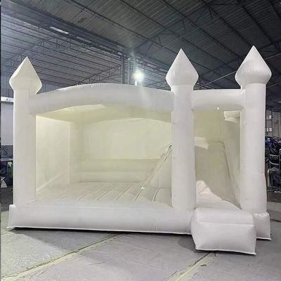 Casa de salto de boda blanca pura con deslizamiento de niños saltando castillo