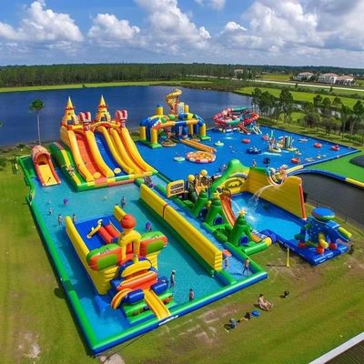 Parque acuático inflables con toboganes y juguetes flotantes