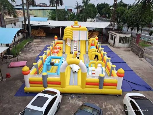 Pato amarillo con grandes toboganes y un castillo inflable