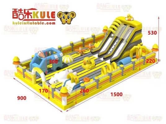 Pato amarillo con grandes toboganes y un castillo inflable