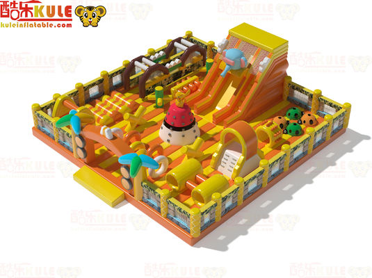 Castillo comercial inflable con obstáculos desafiantes