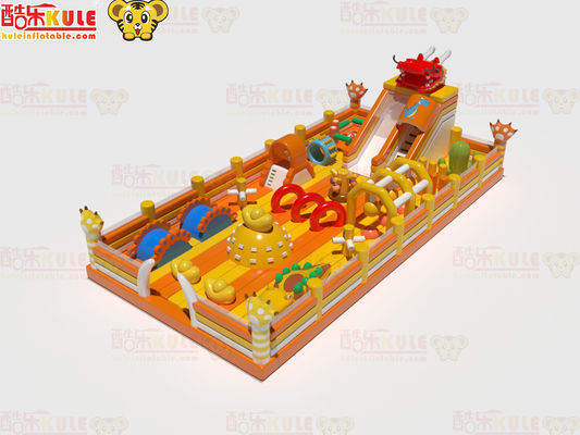 El guardián del castillo inflable con obstáculos el campo de juego del parque de diversiones