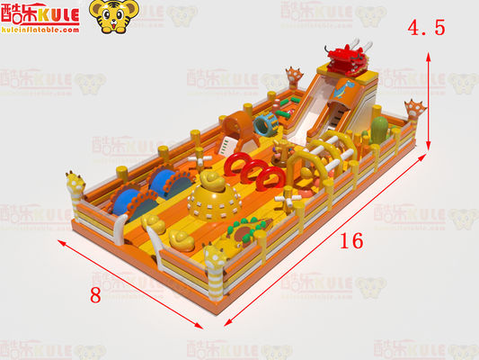 El guardián del castillo inflable con obstáculos el campo de juego del parque de diversiones