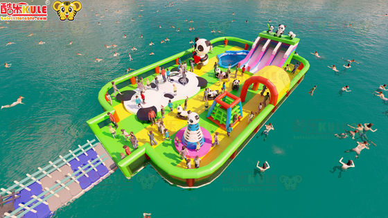 Gran patio de juegos al aire libre saltando castillos de agua inflables en el océano