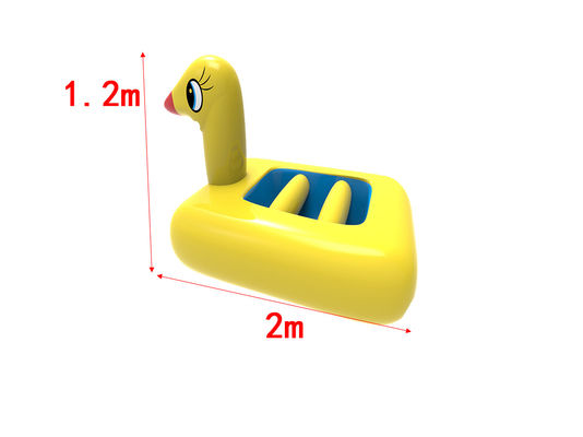 Pato amarillo Inflables juguetes flotantes en el agua en el lago y el océano