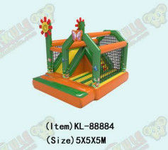 Casa de salto inflable verde naranja con toboganes para niños