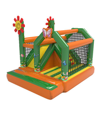Casa de salto inflable verde naranja con toboganes para niños