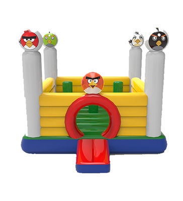 Los pájaros enojados salteador inflable castillo con columnas