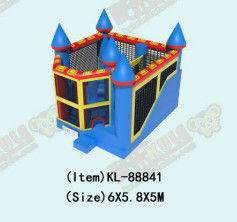 Los niños juegan a la casa de salto inflable comercial con toboganes