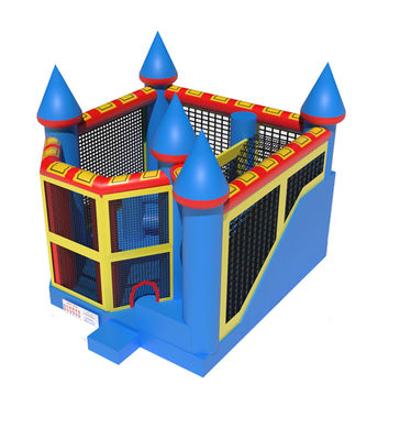 Los niños juegan a la casa de salto inflable comercial con toboganes