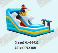 Deslizamiento inflable con temática de surf y decoraciones de palmeras