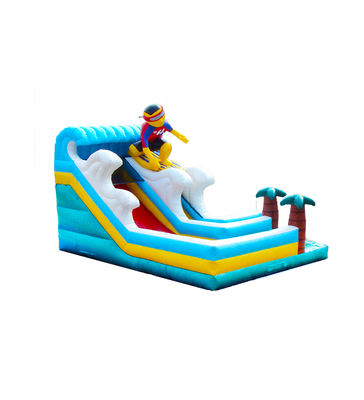 Deslizamiento inflable con temática de surf y decoraciones de palmeras