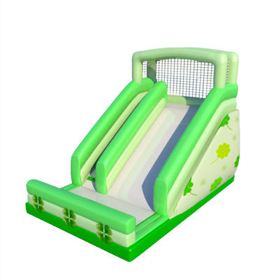 Deslizadores inflables de color verde y blanco para divertirse y proteger a los niños