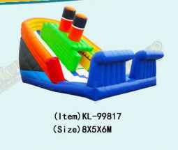 Slides inflables de color naranja y verde con superficie de deslizamiento blanca