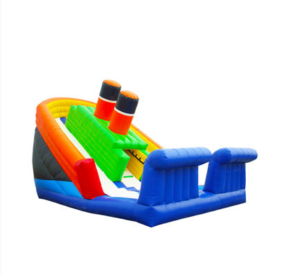 Slides inflables de color naranja y verde con superficie de deslizamiento blanca