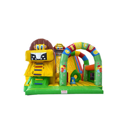 Pequeño castillo comercial con toboganes para niños