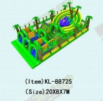 Zona de diversión inflable con temática verde y obstáculos personalizados