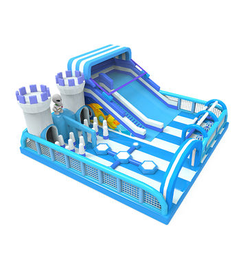 Castillo inflables azul: diversión para pequeños exploradores aventura - área de juego lista