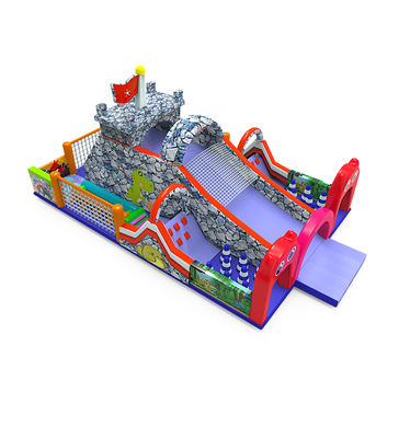 Divertido castillo inflable lleno de motivos de dinosaurios
