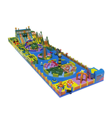 Parque de diversiones gigante vibrante y hinchable