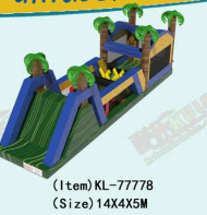 Parque Inflable Tropical: Una Divertida Pista de Obstáculos con Temática de Selva y Palmeras