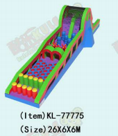 Curso de obstáculos inflable vibrante y colorido para diversión juguetona