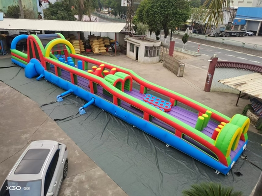 Curso de obstáculos inflable vibrante y colorido para diversión juguetona