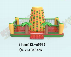 Escalada Hinchable: Un Divertido Parque de Aventuras al Aire Libre con Palmeras Tropicales