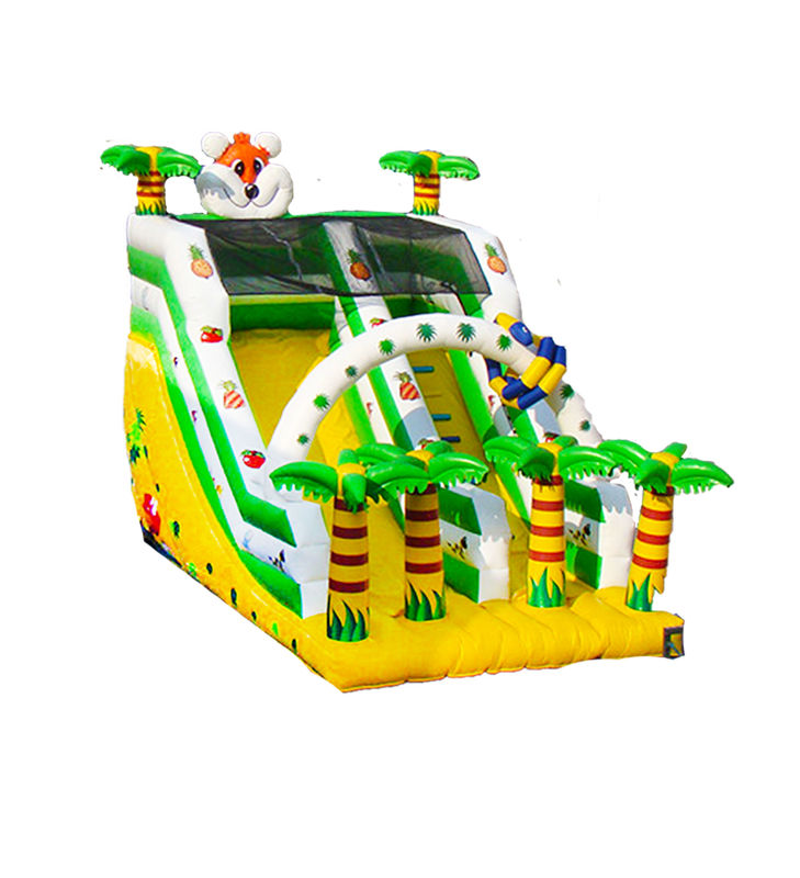 Deslizador inflable amarillo y verde con tema tropical y decoraciones de palmeras